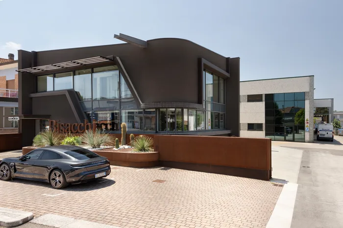 Fabbrica infissi Bisacchi: showroom e stabilimento di produzione a Gambettola