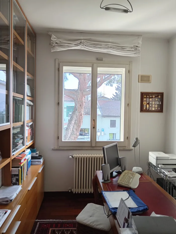 Finestra vecchia bianca in uno studio prima della sostituzione