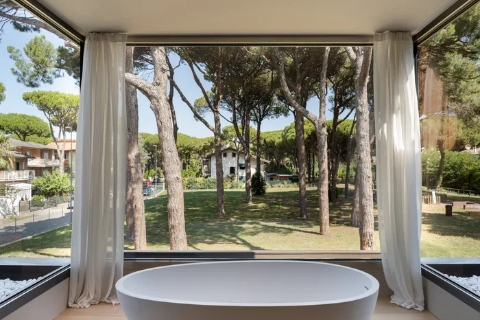 Finestre in alluminio di design con vetrata panoramica sulla pineta