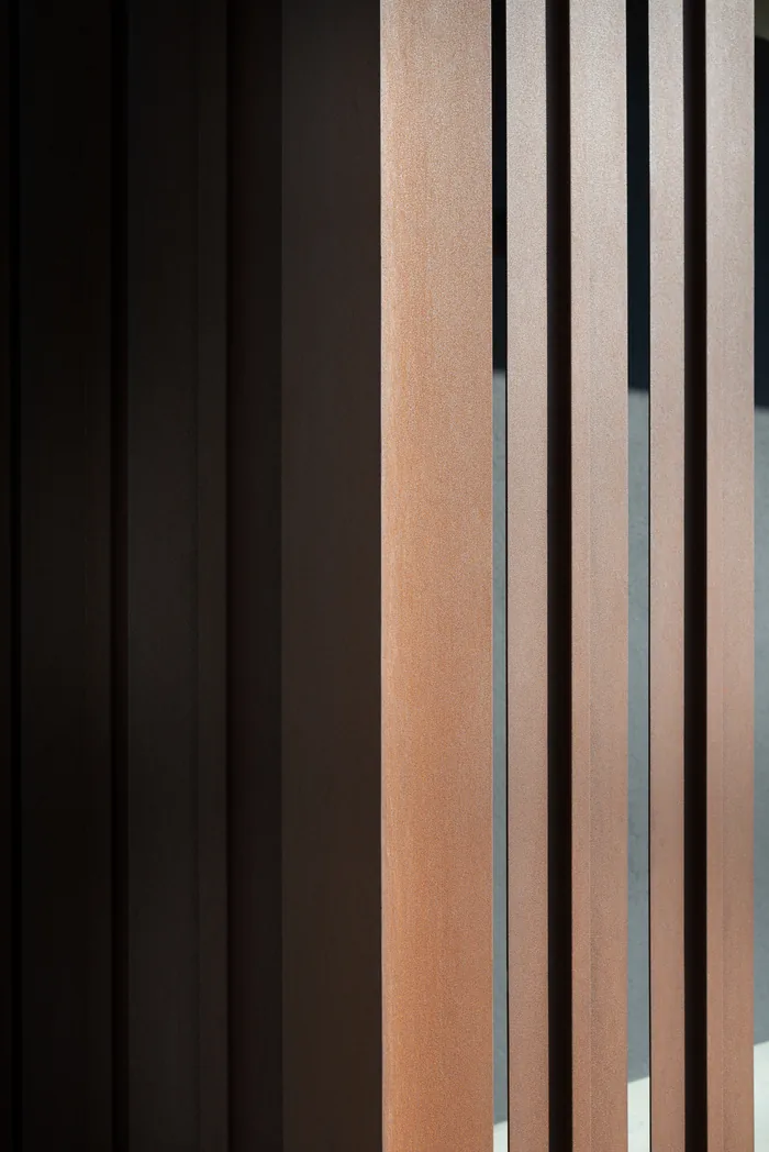 Frangisole in corten a lamelle verticali: protezione solare e design per la facciata
