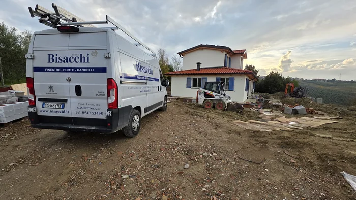 furgone Bisacchi in un cantiere di villa in campagna