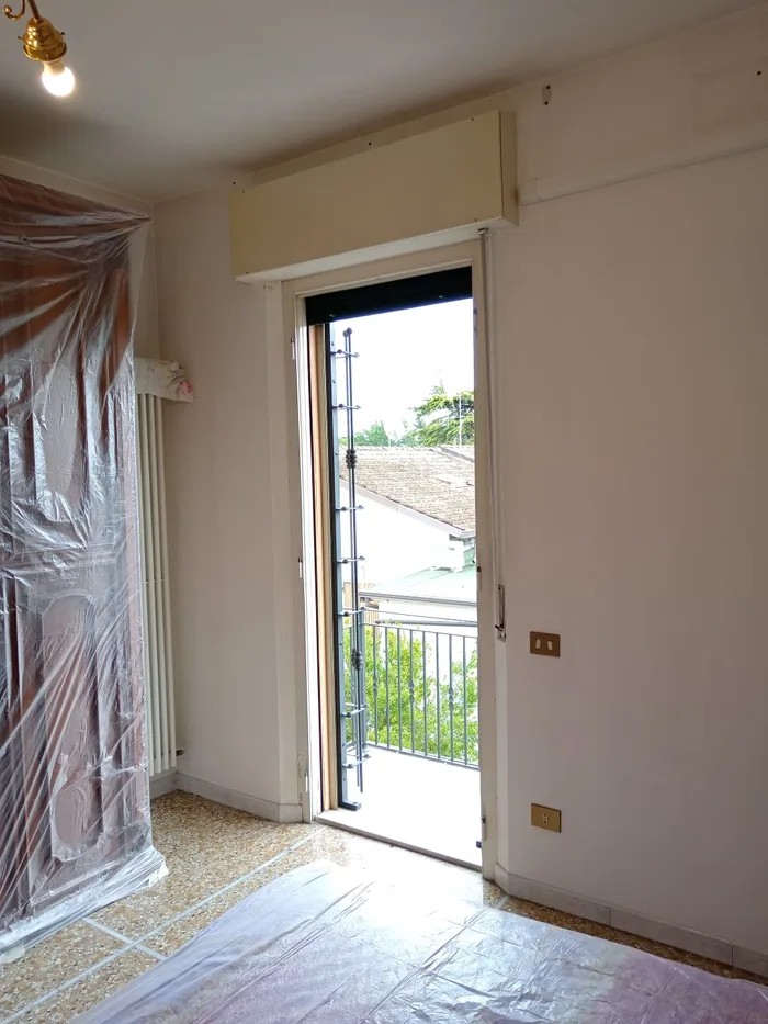 Grate e inferriate di sicurezza dietro una portafinestra durante una ristrutturazione