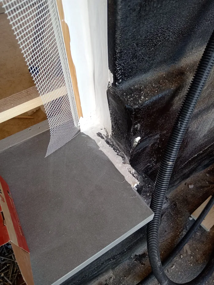 impermeabilizzazione della soglia finestra con guaina prima della posa