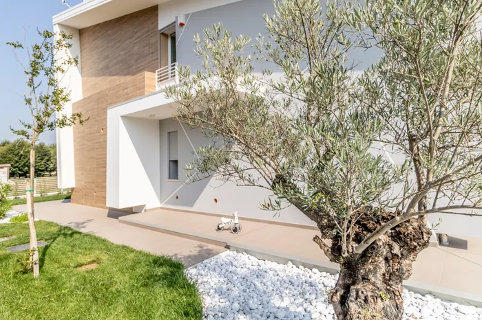 Villa moderna con infissi bianchi a norma per il risparmio energetico