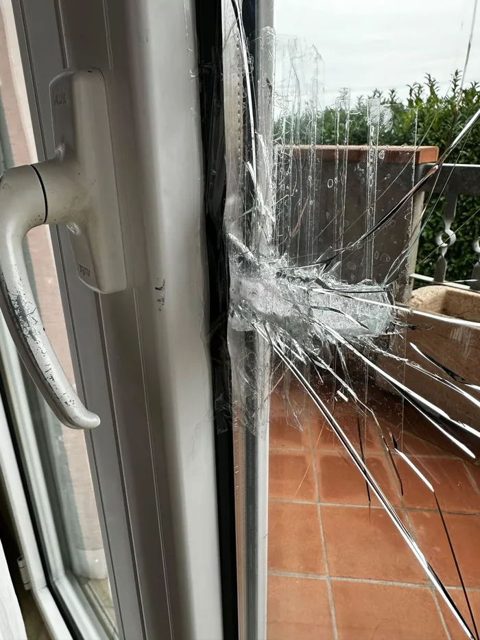 Manutenzione straordinaria infissi PVC: vetro rotto su portafinestra bianca da sostituire