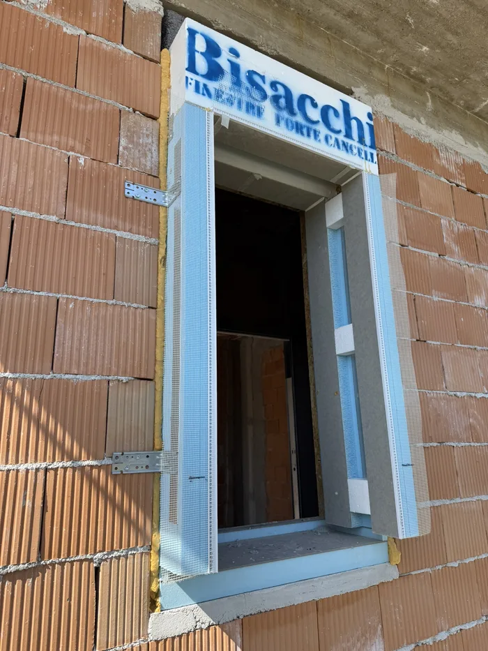 Contratto fornitura e posa serramenti: monoblocco Bisacchi in opera su muro in laterizio