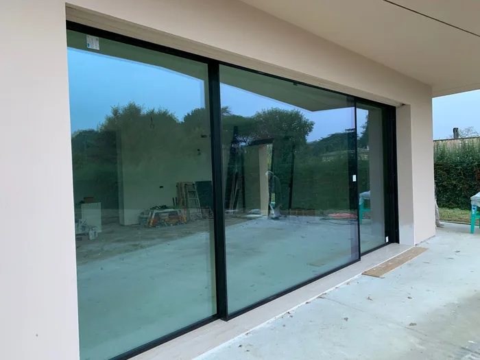 Installazione di una grande vetrata di sicurezza in un cantiere