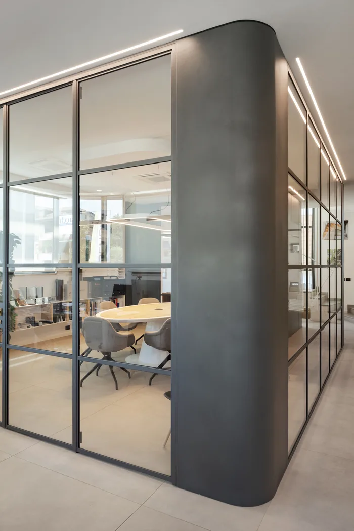Parete in vetro di sicurezza tra ufficio e sala riunioni