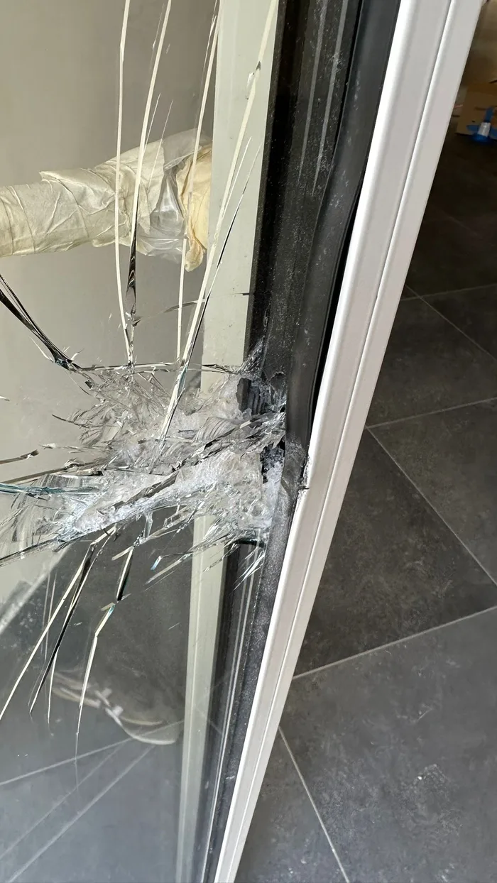 Vetro rotto in schegge taglienti, esempio di vetro non a norma per locali pubblici