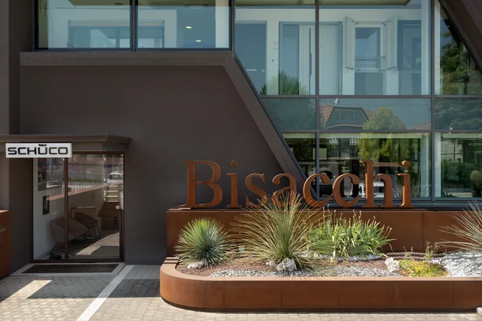 Offerta serramenti: ingresso dello showroom Bisacchi a Gambettola con insegna corten