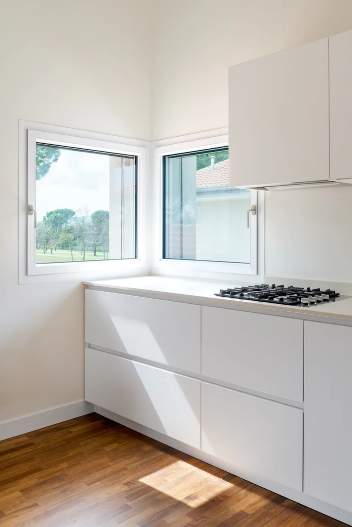 Polish per PVC: infissi in PVC bianco lucidi e protetti in una cucina ad angolo