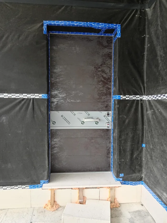 Installazione in cantiere di una porta blindata antracite