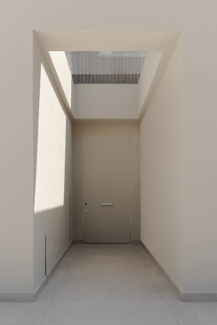 Porta di sicurezza in ferro filo muro in un ingresso moderno