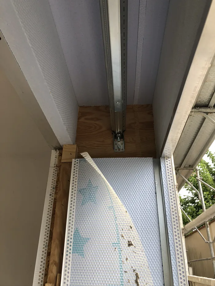 Vano del cassonetto con pannelli isolanti e guida in cantiere su cappotto