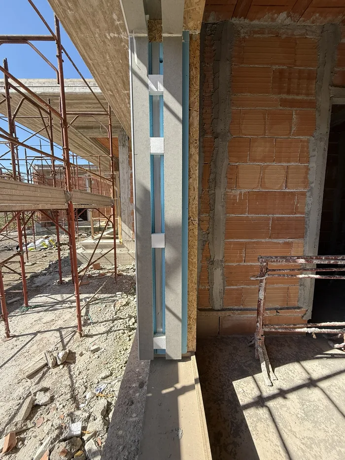 Posa di una finestra in cantiere con nastri di tenuta perimetrali