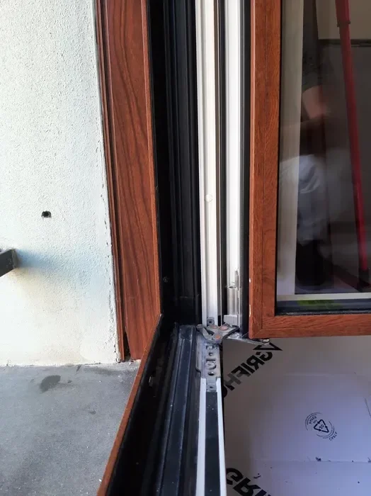 Posa in cantiere di una finestra in legno su misura: dettaglio di telaio e fissaggi