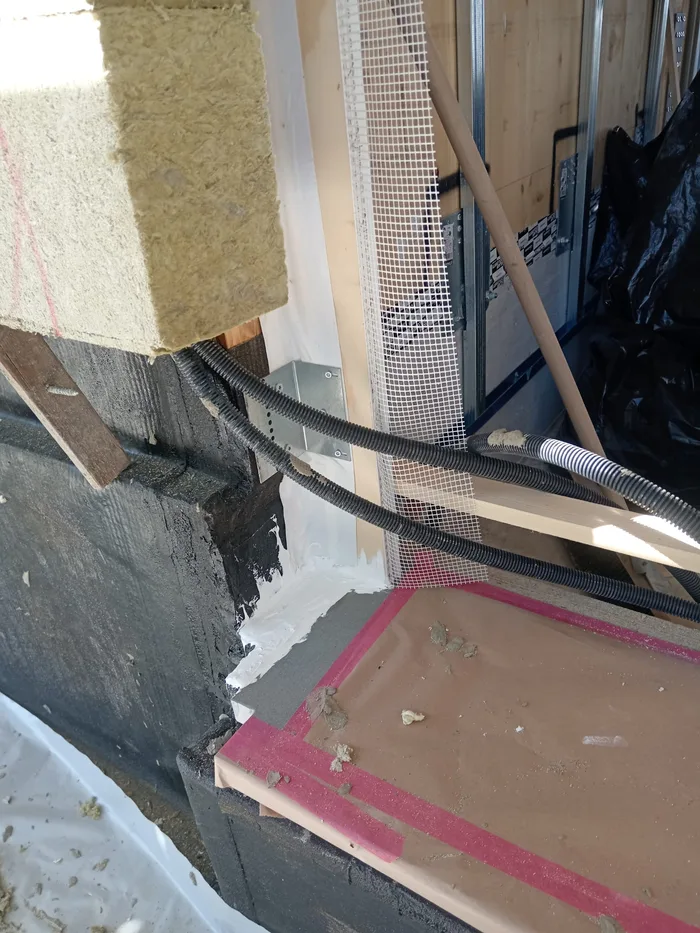 Dettaglio di posa con isolamento in lana di roccia e membrana in cantiere