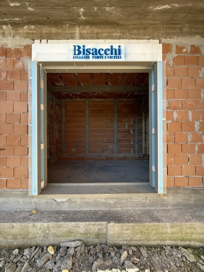 Controtelaio posato in un vano finestra in laterizio in un cantiere Bisacchi