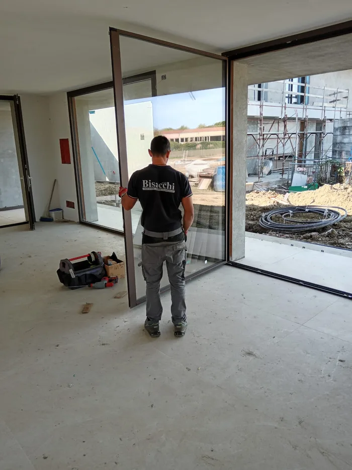 Posa qualificata: tecnico Bisacchi durante l'installazione dei serramenti in cantiere