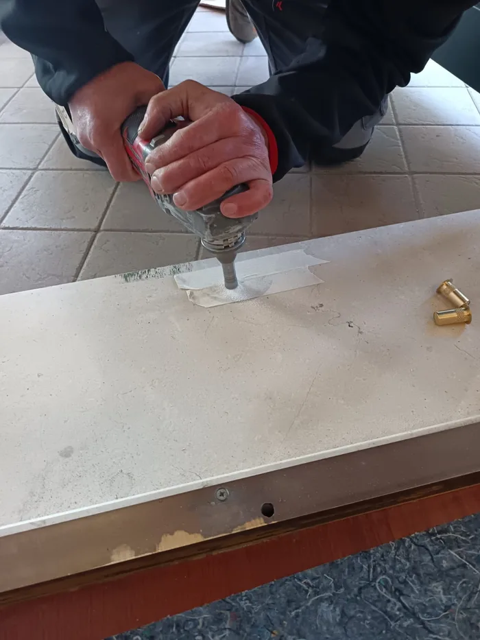 posatore Bisacchi al lavoro su una soglia in pietra a taglio termico