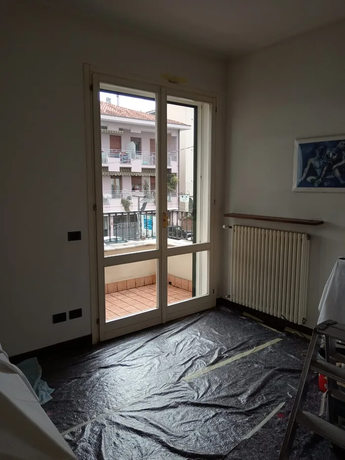Prodotti per pulire PVC: portafinestra datata in appartamento dove la sola lucidatura non basta pi&ugrave;