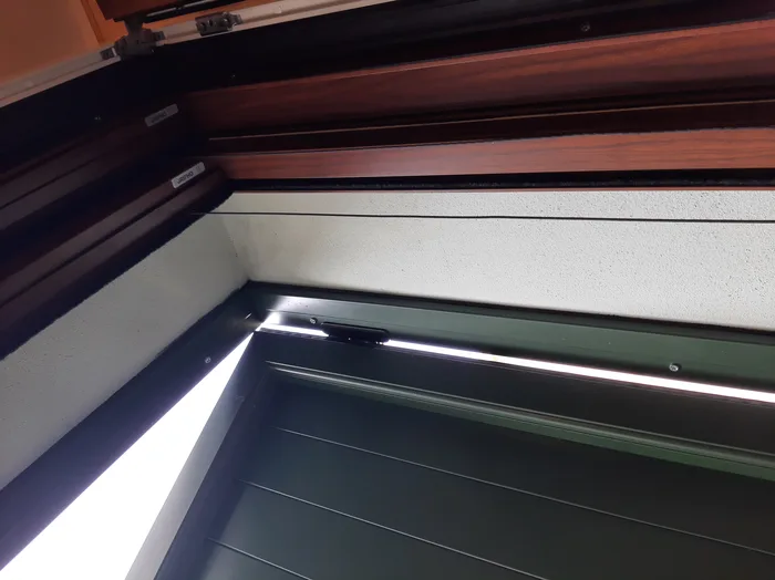 Dettaglio del profilo di uno scuro in alluminio con finitura effetto legno