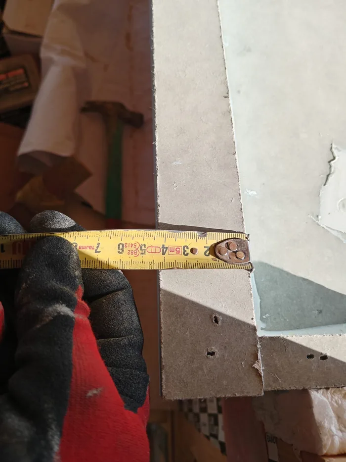 Rilievo tecnico con metro dello spessore di un serramento in cantiere