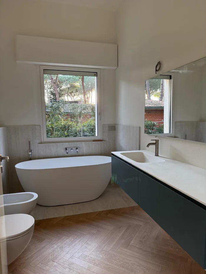 Salamander 5 camere: finestra bianca in PVC in un bagno di lusso con vasca freestanding