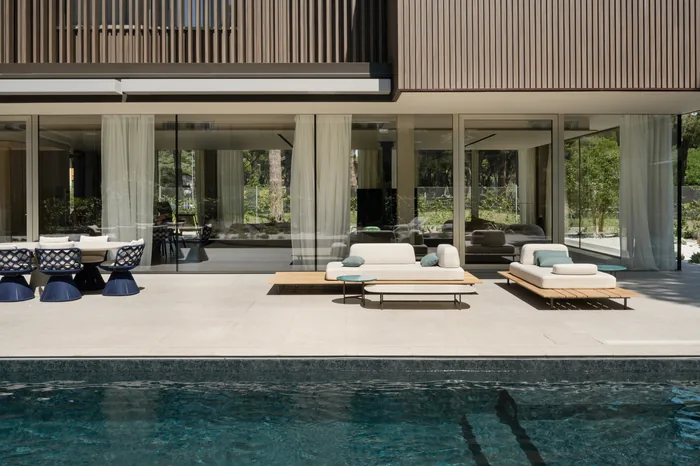 Villa con scorrevoli minimal antracite affacciati sulla piscina