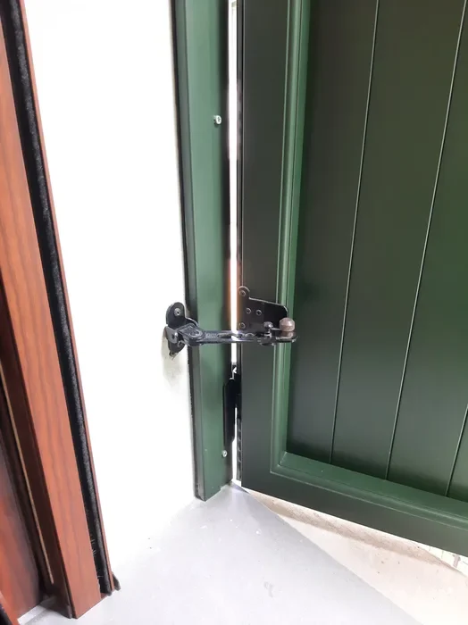 Scuro verde in alluminio effetto legno: dettaglio della cerniera e del telaio