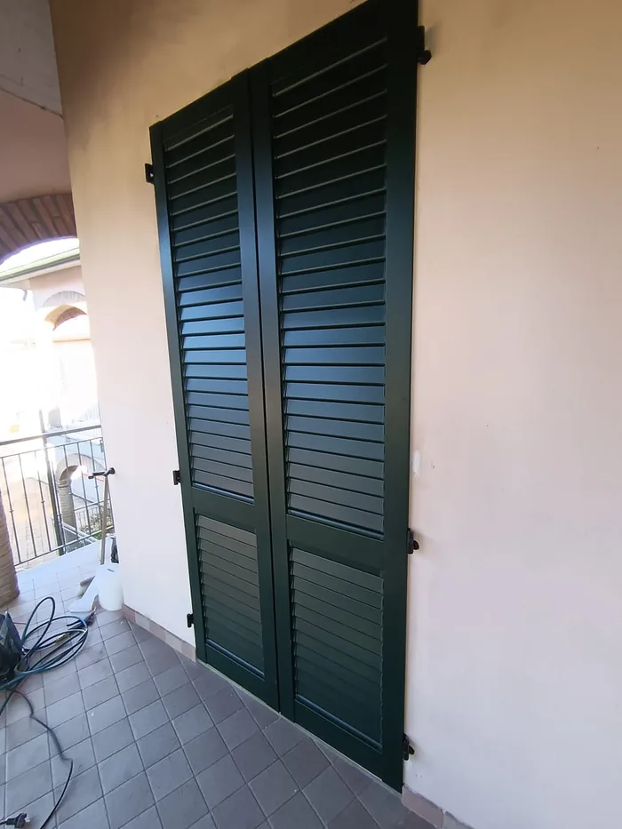 Scuri veneziani verdi su un balcone dopo la sostituzione