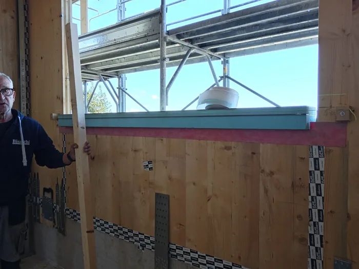 Posa in opera a regola d'arte di un serramento in legno lamellare in cantiere Bisacchi, con nastri e sigillature