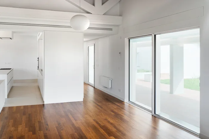 Finestre PVC caratteristiche: scorrevole bianco in soggiorno minimal con travi bianche