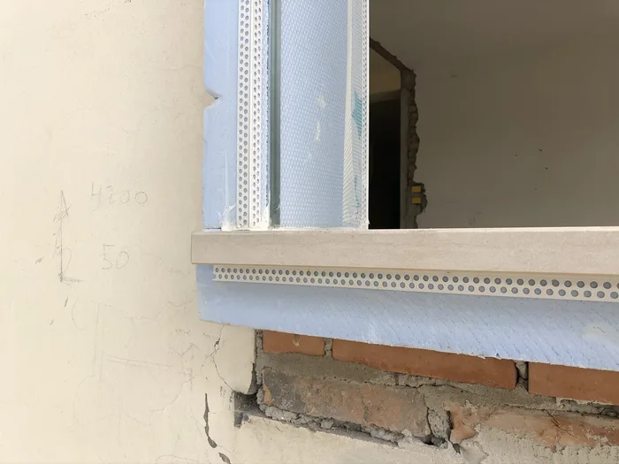soglia termica finestre: davanzale in pietra con sottobancale isolante in cantiere