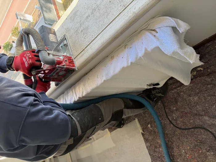 Sostituzione infissi in cantiere: rimozione del davanzale con taglio a secco su cappotto