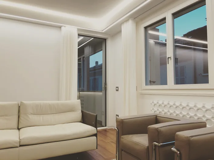 Superbonus 90 infissi: soggiorno elegante con serramenti bianchi nuovi dopo la sostituzione