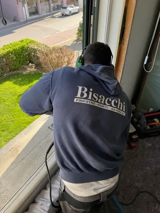 taglio termico del davanzale: posatore Bisacchi al lavoro sul nodo soglia