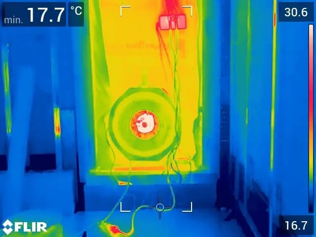 Mappa termografica che mostra le dispersioni di calore intorno a un serramento
