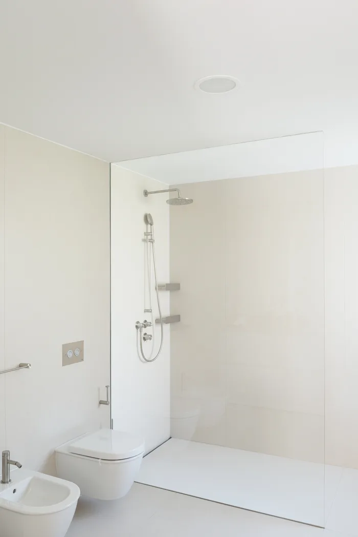 Doccia in un bagno moderno: una delle principali fonti di vapore e condensa in casa