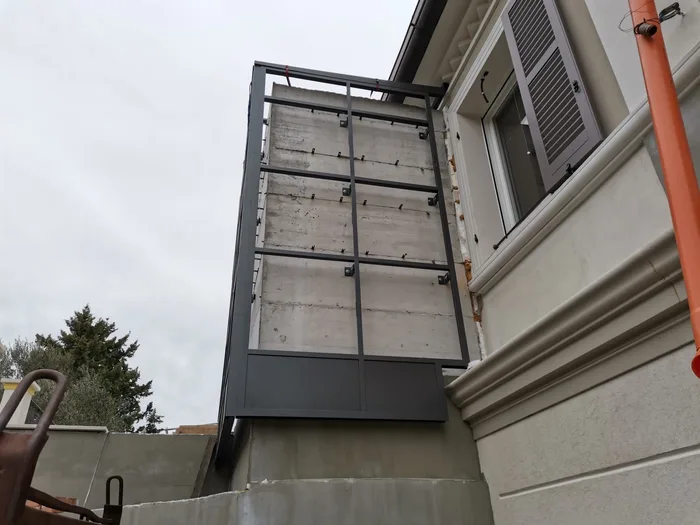 Montaggio della struttura in acciaio di una veranda addossata alla villa