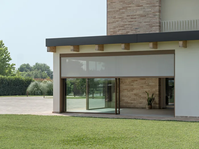 Veranda normativa: loggia chiusa con vetrate scorrevoli in una villa