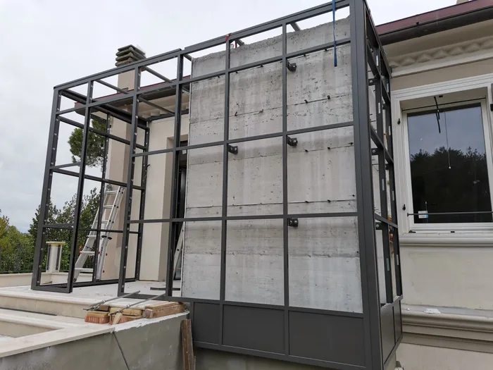 Struttura di veranda in cantiere che crea volume e richiede il permesso di costruire