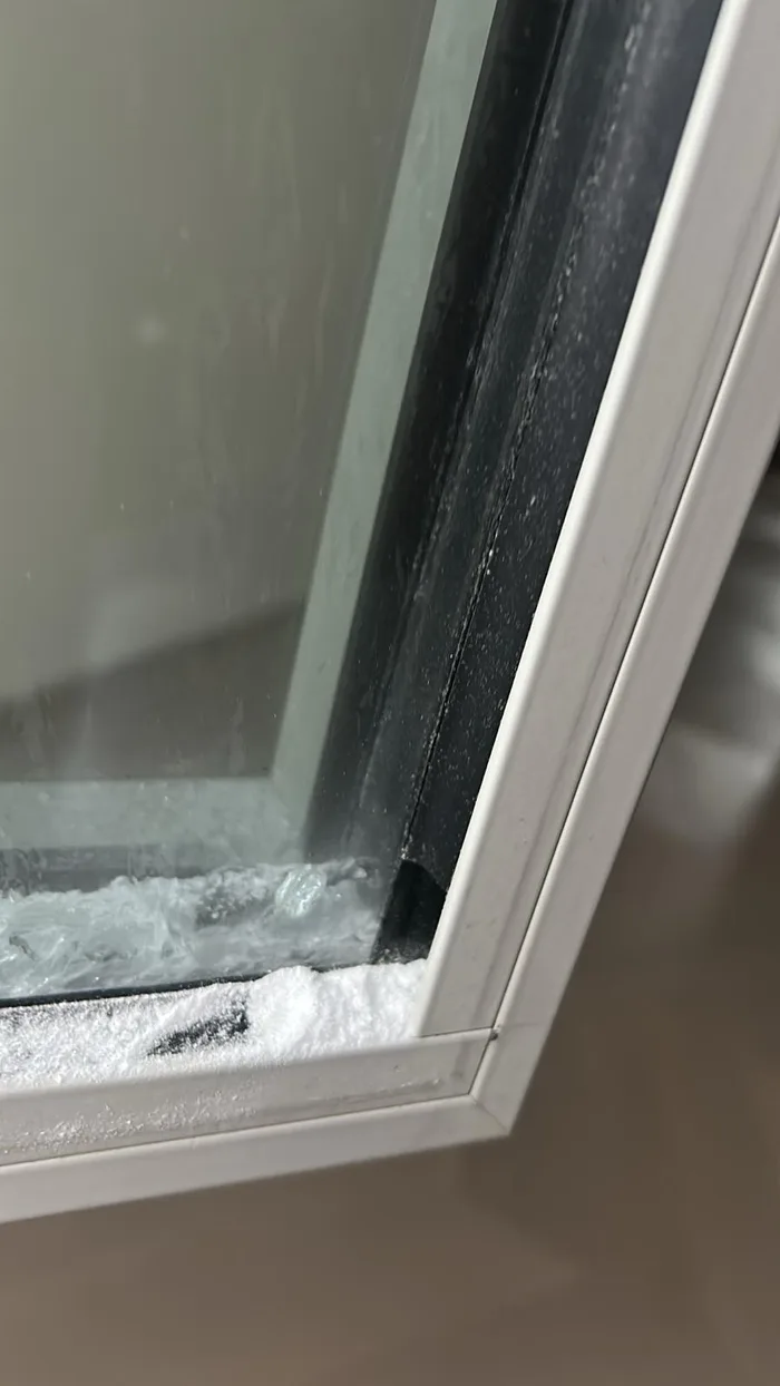 Vetro stratificato antisfondamento crepato ma integro dopo un tentativo di effrazione
