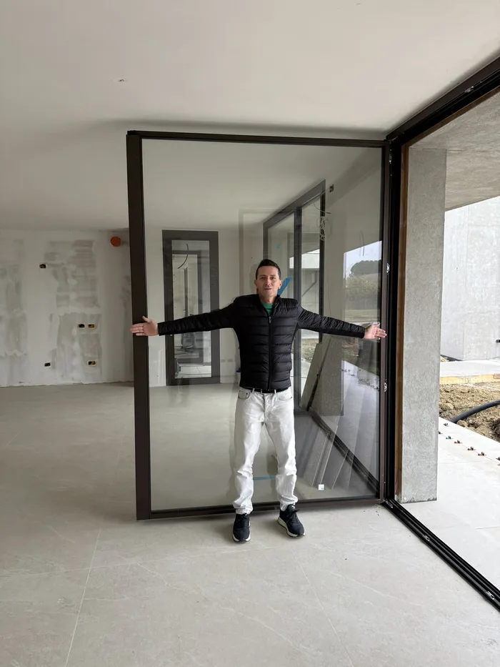 William Bisacchi mostra le dimensioni di un serramento in cantiere