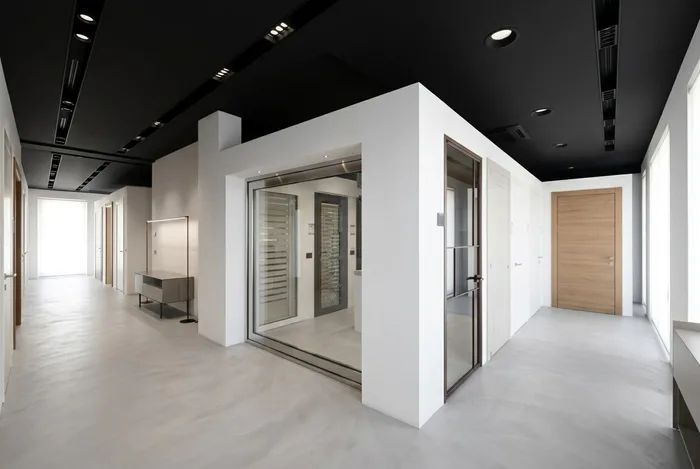 Interno dello showroom Bisacchi con porte e serramenti di alta gamma