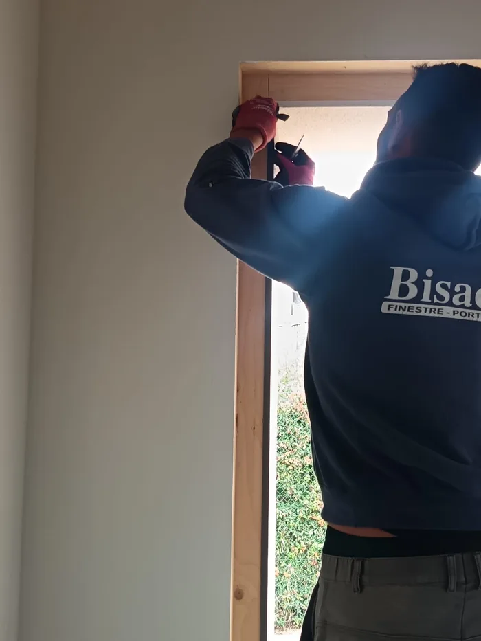 Posatore Bisacchi al lavoro sulla posa di un infisso in alluminio antracite
