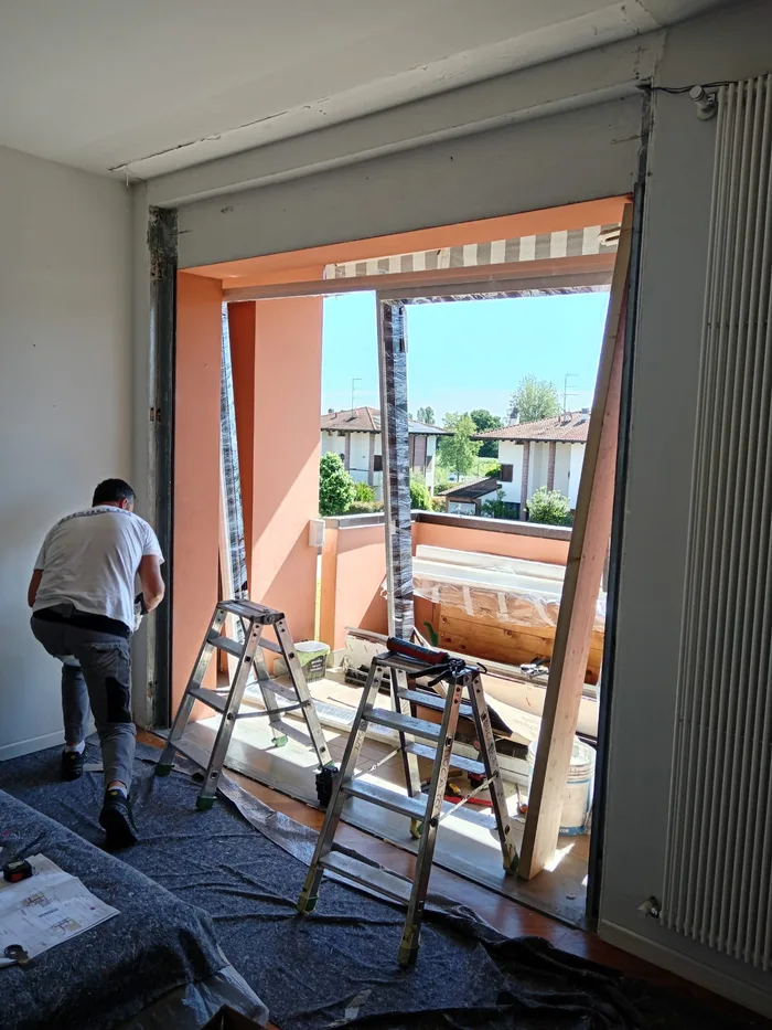 Posatore Bisacchi durante la sostituzione di un infisso in appartamento
