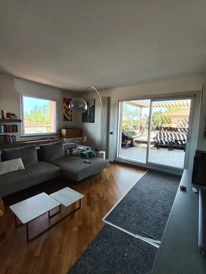 Soggiorno luminoso con portafinestra scorrevole bianca in PVC: allergie PVC e qualità dell'aria in casa