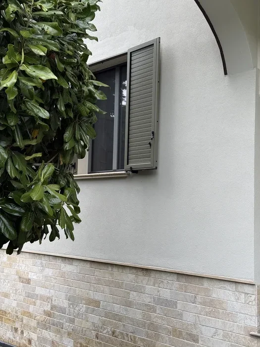 Persiana in alluminio a lamelle orientabili su facciata di villa