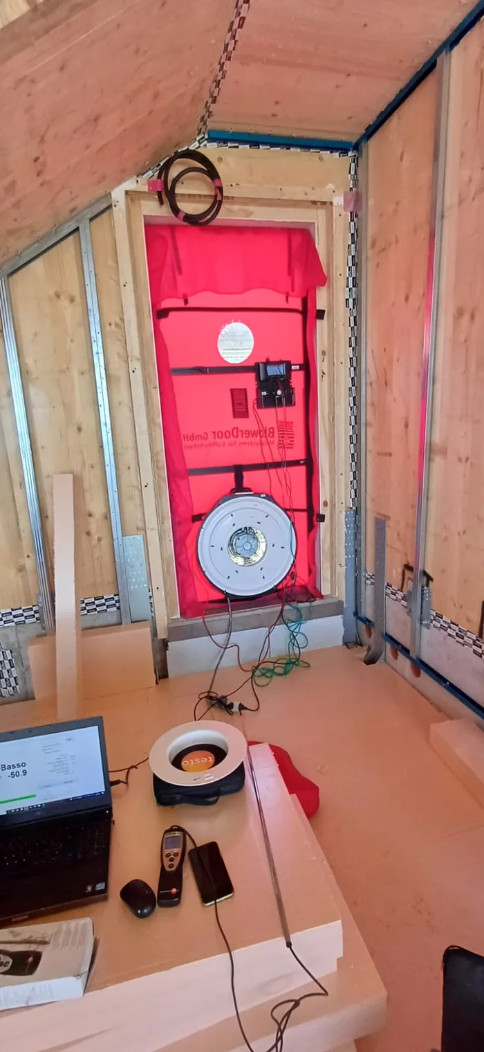 Strumentazione per blower door test montata su un vano per verificare la tenuta all'aria della casa